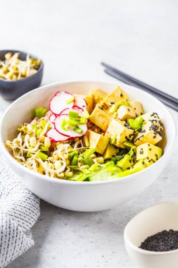 Vegan ile turşu tofu, sebze ve pirinç beyaz bir kase kase poke. Bitki esaslı diyet kavramı.