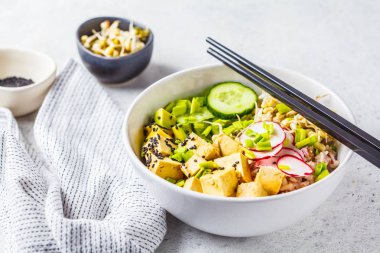 Vegan ile turşu tofu, sebze ve pirinç beyaz bir kase kase poke. Bitki esaslı diyet kavramı.