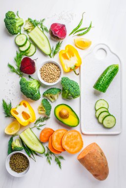 Vegan gıda arka plan. Beyaz bir arka planda üstten görünüm dengeli gıda maddeleri. Sebze, bakliyat yemek sağlıklı salata için.