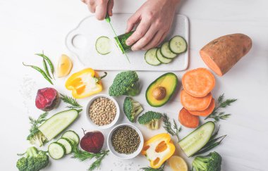 Vegan gıda arka plan. Beyaz bir arka planda üstten görünüm dengeli gıda maddeleri. Sebze, bakliyat yemek sağlıklı salata için.