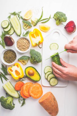 Vegan gıda arka plan. Beyaz bir arka planda üstten görünüm dengeli gıda maddeleri. Sebze, bakliyat yemek sağlıklı salata için.