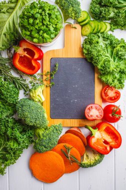 Kale, tatlı patates, domates, brokoli, biber ve metin, en iyi görünüm için Beyaz ahşap arka plan, kayrak gemide pişirme salata için lahanası.