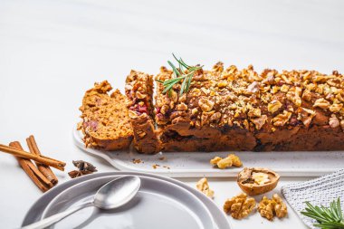 Vegan meyve ve fındık ekmek. Beyaz bir arka plan üzerinde bitki esaslı tatlı. Sağlıklı vegan gıda kavramı.