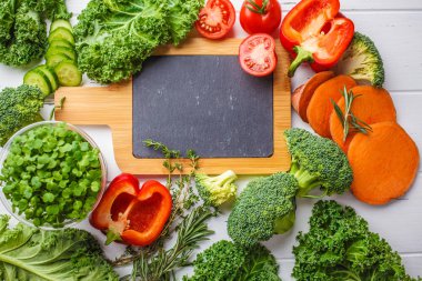 Kale, tatlı patates, domates, brokoli, biber ve metin, en iyi görünüm için Beyaz ahşap arka plan, kayrak gemide pişirme salata için lahanası.