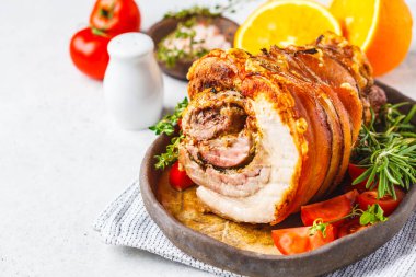 Klasik İtalyan porchetta portakal ile pişmiş. Beyaz bir arka plan üzerinde pişmiş domuz. İtalyan mutfağı kavramı.