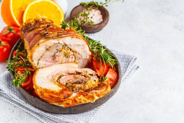 Klasik İtalyan porchetta portakal ile pişmiş. Beyaz bir arka plan üzerinde pişmiş domuz. İtalyan mutfağı kavramı.