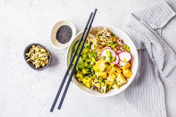 Vegan ile turşu tofu, sebze ve pirinç beyaz bir kase kase poke. Bitki esaslı diyet kavramı.