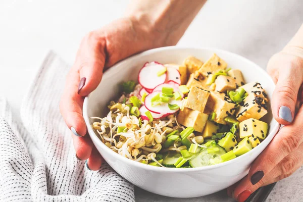 Vegan ile turşu tofu, sebze ve pirinç beyaz bir kase kase poke. Bitki esaslı diyet kavramı.