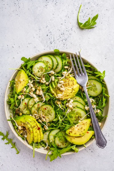 Gezonde Groene Salade Met Avocado Komkommer Rucola Witte Schotel Plant — Stockfoto