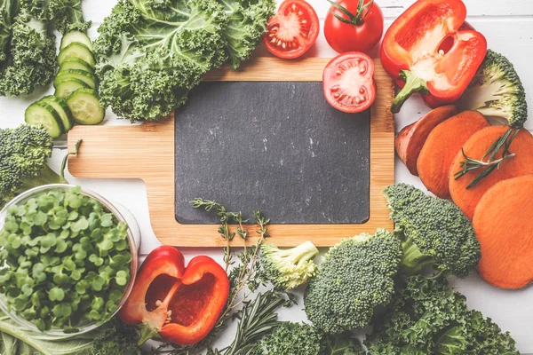 Kale, tatlı patates, domates, brokoli, biber ve metin, en iyi görünüm için Beyaz ahşap arka plan, kayrak gemide pişirme salata için lahanası.