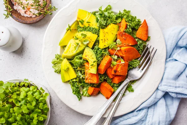 Salada Couve Verde Saudável Com Abacate Batatas Doces Assadas Conceito — Fotografia de Stock