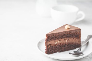 Bir beyaz tabak, beyaz arka plan, kopya alanı çikolatalı kek parçası. Vegan tatlı, bitki esaslı gıda kavramı.
