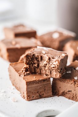 Çiğ vegan çikolata fudge bir beyaz tahta üzerinde. Sağlıklı vegan gıda kavramı.