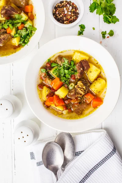 Traditionelle Deutsche Eintopfsuppe Mit Fleisch Bohnen Und Gemüse Auf Weißem — Stockfoto