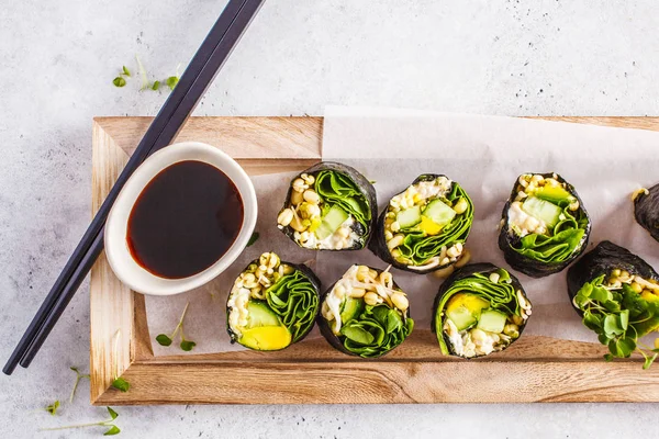 Vegán Zöld Sushi Tekercs Hajtások Uborka Avokádó Nori Egy Fából — Stock Fotó