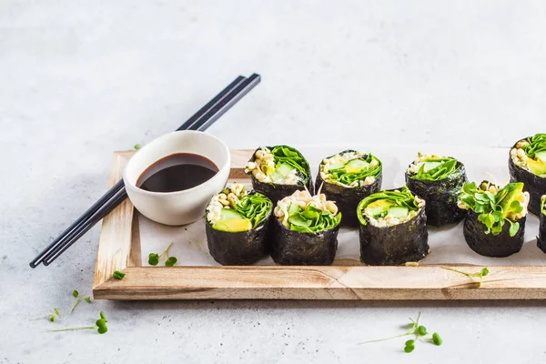 Vegane Grüne Sushi Rollen Mit Avocado Rosenkohl Gurke Und Nori — Stockfoto