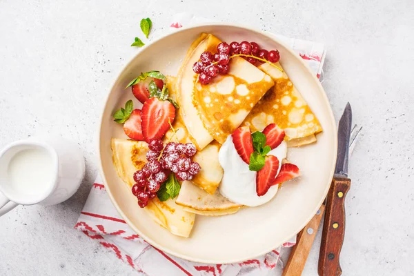Hausgemachte Pfannkuchen Mit Quark Johannisbeeren Erdbeeren Und Puderzucker Auf Weißem — Stockfoto