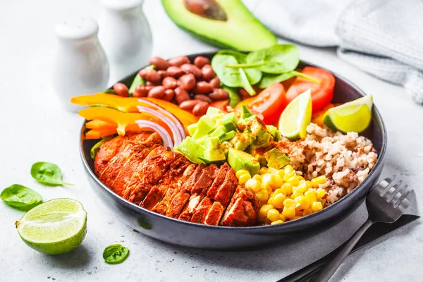 墨西哥鸡肉煎饼碗配米饭 西红柿 玉米和菠菜 白色背景 墨西哥美食食品概念 — 图库照片