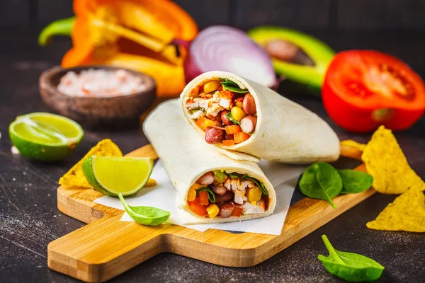 Burritos Envolve Frango Feijão Milho Tomate Abacate Uma Tábua Madeira — Fotografia de Stock