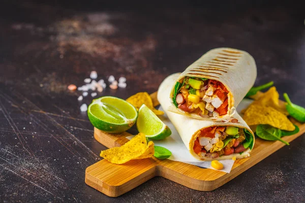 Burritos Grelhados Envolve Frango Feijão Milho Tomate Abacate Uma Tábua — Fotografia de Stock