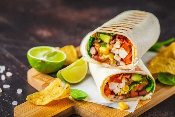 Burritos Grelhados Envolve Frango Feijão Milho Tomate Abacate Uma Tábua — Fotografia de Stock