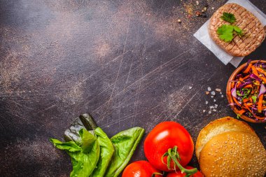 Karanlık bir arka plan, üstten görünüm, burgers için malzemeler kopyalama alanı, gıda çerçeve.