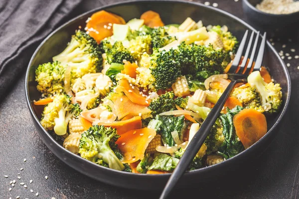 Vegan Wok Fritar Com Brócolis Cenoura Prato Preto Fundo Escuro — Fotografia de Stock