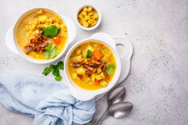 Bezelye çorbası ile pastırma füme ve kraker beyaz bir plaka, kopya alanı Böl.