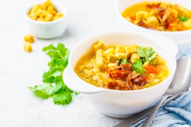 Bezelye çorbası Füme pastırma ve kraker beyaz bir plaka ile bölme.