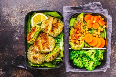 Sağlıklı yemek hazırlık kapları ile yeşil Burger, brokoli, nohut ve salata koyu arka plan üzerinde.