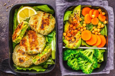 Sağlıklı yemek hazırlık kapları ile yeşil Burger, brokoli, nohut ve salata koyu arka plan üzerinde.