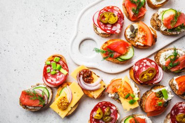 Balık, sosis, peynir ve sebze çeşitli İspanyolca tapas. Beyaz arka plan, çerçeve gıda.