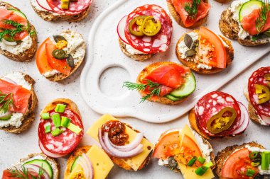 Balık, sosis, peynir ve sebze çeşitli İspanyolca tapas. Beyaz arka plan, çerçeve gıda.