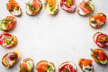 Balık, sosis, peynir ve sebze çeşitli İspanyolca tapas. Beyaz arka plan, çerçeve gıda, kopya alanı.