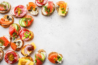 Balık, sosis, peynir ve sebze çeşitli İspanyolca tapas. Beyaz arka plan, çerçeve gıda, kopya alanı.