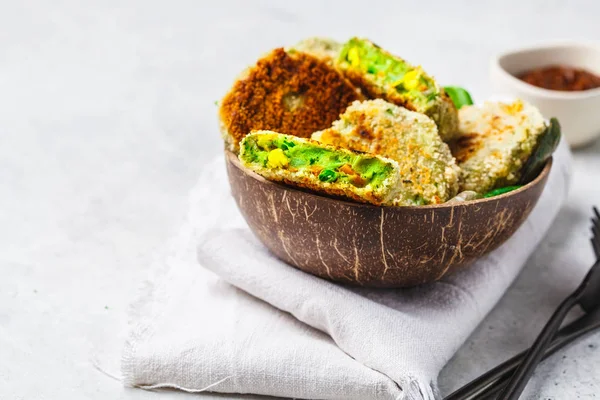 Grüne Gemüseschnitzel Kokosnussschale Auf Weißem Hintergrund Gesundes Veganes Ernährungskonzept — Stockfoto