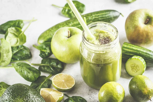 Smoothie Verde Sano Jugo Frasco Batido Manzana Espinacas Pepino Sobre — Foto de Stock