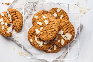 Ev yapımı Badem Çerezler üzerinde beyaz bir arka plan kopya alanı. Sağlıklı vegan tatlı kavramı.