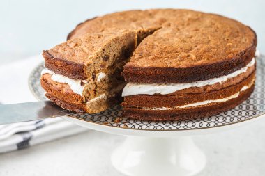 Hindistan cevizi kreması ile vejetaryen havuç kek. Sağlıklı vegan gıda kavramı.