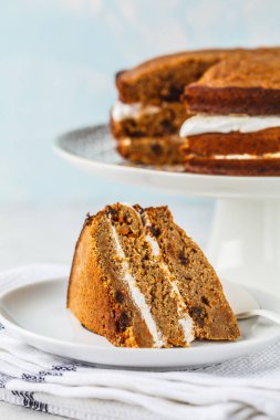 Hindistan cevizi kreması ile vejetaryen havuç kek. Sağlıklı vegan gıda kavramı.