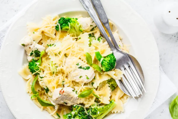 Italiensk Pasta Farfalle Med Broccoli Kyckling Och Ost Vit Platta — Stockfoto