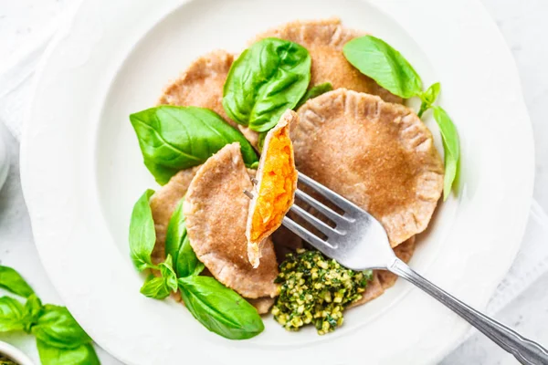 Pompoen Ravioli Met Pestosaus Een Wit Bord Gezond Vegan Food — Stockfoto