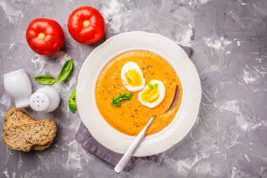 Yumurta beyaz bir plaka, kopya alanı ile ev yapımı İspanyol salmorejo.