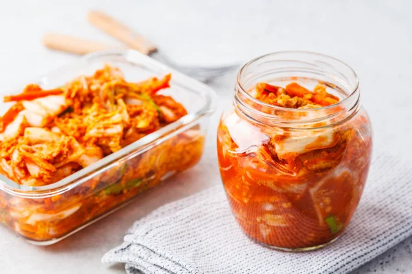 Kimchi Kapusta Tle Jar Białe Szkło Korean Food Food Probiotyki — Zdjęcie stockowe