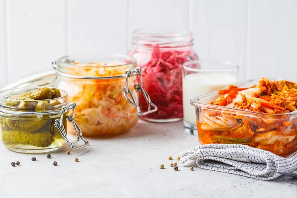Probiotika Nahrungsmittelkonzept Kimchi Rübensauerkraut Sauerkraut Kefir Und Eingelegte Gurken Glas — Stockfoto