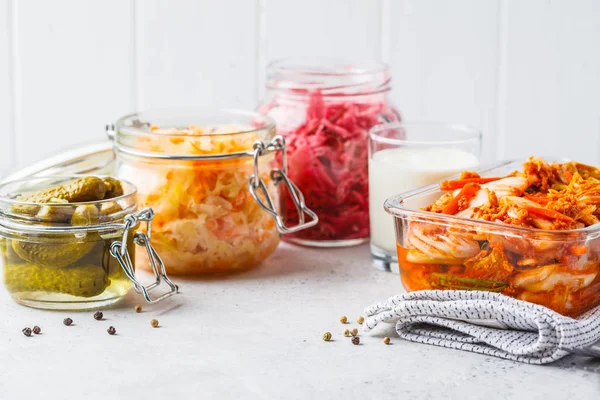 Probiyotik gıda kavramı. Kimchi, pancar lahana, lahana turşusu, kefir ve salatalık turşusu cam kavanozlar, beyaz arka plan.