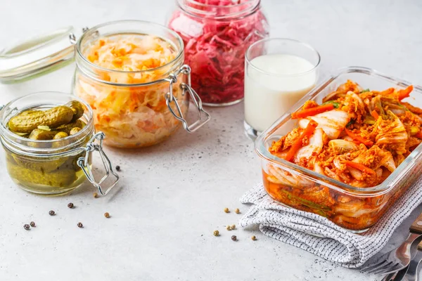 Probiyotik gıda kavramı. Kimchi, pancar lahana, lahana turşusu, kefir ve salatalık turşusu cam kavanozlar, beyaz arka plan.