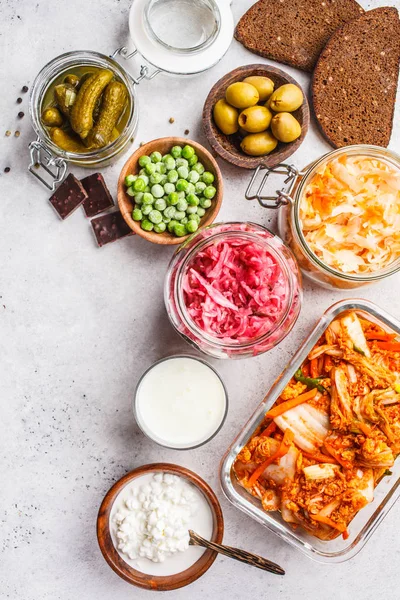 Probiyotik gıda arka plan. Kimchi, pancar lahana, lahana turşusu, süzme peynir, zeytin, ekmek, çikolata, kefir ve Cam Kavanoz, beyaz arka plan, salatalık turşusu ana sayfa görünümü.