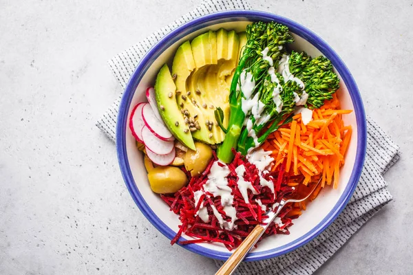 Salada Vegan Arco Íris Com Beterraba Cenoura Abacate Broccolini Azeitonas — Fotografia de Stock