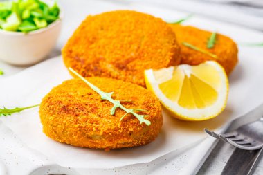 Bir beyaz tahta üzerinde pişmiş Somon Balık pirzola.